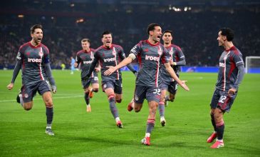 Μεγάλη νίκη στο Άμστερνταμ και θρυλική πρόκριση στα νοκ άουτ του Champions League