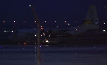 Έφτασε στο αεροδρόμιο «Μακεδονία» το C-130 με τις 7 σορούς των οπαδών του ΠΑΟΚ