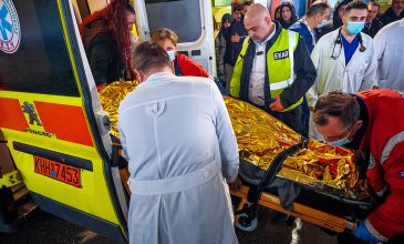 Στο νοσοκομείο Παπαγεωργίου οι δύο τραυματίες φίλαθλοι του ΠΑΟΚ που διακομίστηκαν από τη Ρουμανία – Αναχώρησε το C-130 για τις σορούς