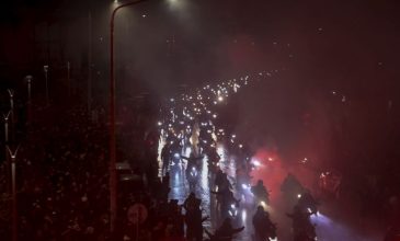 Συγκίνηση και συνοδεία με μοτοπορεία ως την Τούμπα για τους επτά νεκρούς οπαδούς του ΠΑΟΚ