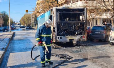 Στις φλόγες τυλίχθηκε αστικό λεωφορείο στην ανατολική Θεσσαλονίκη