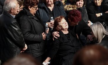 Οδύνη στην κηδεία της Ελένης Κατσαρού, μιας εκ των πέντε εργαζομένων που κάηκαν στη «Βιολάντα» – Δείτε εικόνες