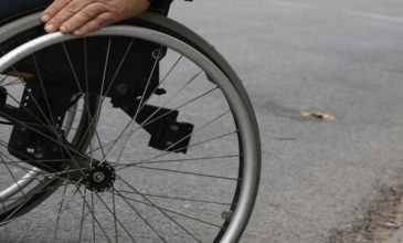 Μειώθηκε το 2025 ο αριθμός των οδηγών που εμπόδιζαν την ελεύθερη κίνηση των ατόμων με αναπηρίες στη Δυτική Ελλάδα
