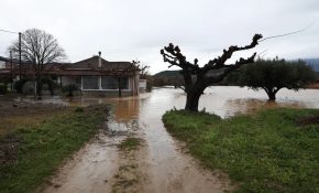 «Πνίγηκε» ο Αγιόκαμπος Λάρισας: Η θάλασσα βγήκε στη στεριά, πλημμύρισαν σπίτια και καταστήματα – Νέα προειδοποίηση της ΕΜΥ
