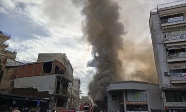 Φωτιά σε κατάστημα στο κέντρο του Αγρινίου – Δείτε βίντεο