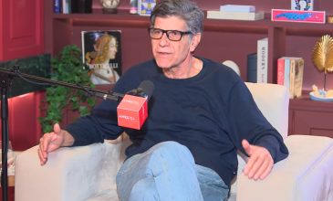 Γιάννης Μπέζος: «Η ελληνική τηλεόραση είναι ψευτοχαρούμενη, βλέπεις εκπομπές και όλοι είναι χαρούμενοι χωρίς λόγο»