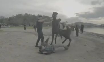 Το σοβαρό ατύχημα του Άκη Πετρετζίκη – «Έπεσα από άλογο, όταν αυτό τρομοκρατήθηκε γιατί ήρθε δίπλα του το θηλυκό»
