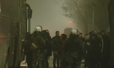 Χαμός έξω από το ΑΠΘ: Επεισόδια με… καταιγισμό από μολότοφ – Ένας αστυνομικός τραυματίστηκε