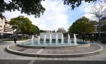 Τουλάχιστον 10 λεπτά έμεινε μέσα στο συντριβάνι το κοριτσάκι στην Καλλιθέα – «Μάχη» για να κρατηθεί στη ζωή