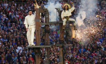 «Μαζί, είμαστε η Αμερική» – Με πολιτικά μηνύματα και λάτιν υπερθέαμα, ο Bad Bunny καθήλωσε το κοινό στο ημίχρονο του Super Bowl LX