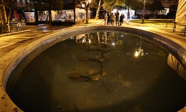 Στον εισαγγελέα οι γονείς της μικρής, που έπεσε σε σιντριβάνι στην Καλλιθέα – Οι γιατροί επί 40 λεπτά έδωσαν μάχη να την κρατήσουν στη ζωή