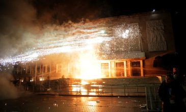 Συγκρούσεις μεταξύ αστυνομικών και διαδηλωτών στην Αλβανία – Ζητούν την παραίτηση της αντιπροέδρου της κυβέρνησης