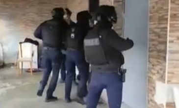 Έφοδος της ΕΛ.ΑΣ. σε καταυλισμούς σε Μενίδι και Φυλή – Ξήλωσαν παράνομα καλώδια 520 μέτρων