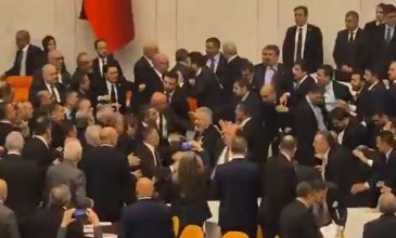 Ξύλο και των… γονέων στην τουρκική Βουλή – Βίντεο από την γενική σύρραξη