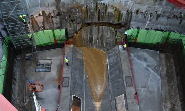 Έφτασε ο μετροπόντικας «Αθηνά» στον Ευαγγελισμό με το «Break on through» των Doors – Δείτε βίντεο και φωτογραφίες