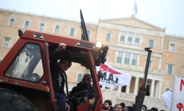 Στο Σύνταγμα έφτασαν αγρότες και 70 τρακτέρ για το συλλαλητήριο