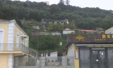 Βράχος 40 τόνων αποκολλήθηκε και απειλεί κατοικίες στο Κατάκολο – Εκκενώθηκαν δέκα σπίτια