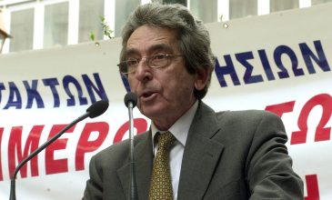 Πέθανε ο Αριστείδης Μανωλάκος, ιστορικό στέλεχος της Αριστεράς και πρώην πρόεδρος της ΕΣΗΕΑ