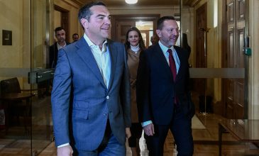 Σκληρή αντιπαράθεση Στουρνάρα με Τσίπρα: Στην “Ιθάκη” ξέχασε τις κλειστές τράπεζες και το τρίτο Μνημόνιο