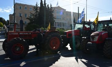 Αποχωρούν από το Σύνταγμα τα τρακτέρ μετά το χθεσινό συλλαλητήριο των αγροτών