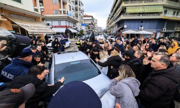 Εργαζόμενοι συμπαραστάθηκαν στον ιδιοκτήτη της «Βιολάντα» έξω απο τα δικαστήρια Τρικάλων – Πήρε προθεσμία για την Τετάρτη