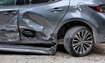 Χειροπέδες σε γνωστή τραγουδίστρια που «θέρισε» πέντε παρκαρισμένα αυτοκίνητα στο Κολωνάκι