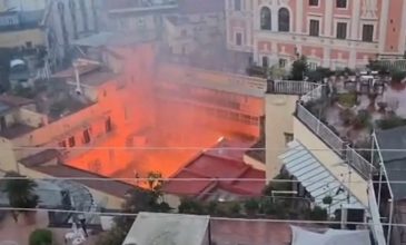 Πυρκαγιά κατέστρεψε το θέατρο Σανατζάρο της Νάπολης – Εκκενώθηκαν όλες οι γύρω πολυκατοικίες