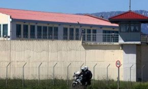 Έφοδος της ΕΛ.ΑΣ. σε δύο πτέρυγες στις φυλακές Δομοκού μετά τη δολοφονία του 43χρονου ισοβίτη – Έρευνα και στο κελί του Αλκέτ Ριζάι