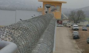 Προθεσμία για να απολογηθεί πήρε ο αρχιφύλακας στις φυλακές Δομοκού για την δολοφονία Έλληνα ισοβίτη