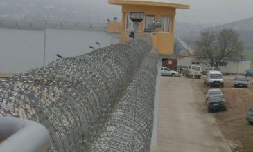 Προθεσμία για να απολογηθεί πήρε ο αρχιφύλακας στις φυλακές Δομοκού για την δολοφονία Έλληνα ισοβίτη