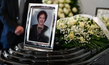 Στο Α’ Νεκροταφείο η κηδεία της Άννας Ψαρούδα-Μπενάκη – Δείτε φωτογραφίες