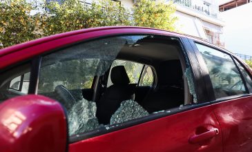 Χειροβομβίδα εξερράγη έξω απο πολυκατοικία στον Κορυδαλλό – Προκλήθηκαν ζημιές σε δύο σπίτια και έξι αυτοκίνητα