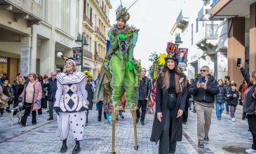 Με τη μεγάλη παρέλαση των αρμάτων, 50.000 ανθρώπων και την τελετή λήξης κορυφώνεται το πατρινό καρναβάλι