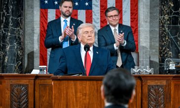 Ο φόβος της κυβέρνησης Τραμπ οδηγεί αριστερούς Αμερικανούς να αγοράζουν και να εκπαιδεύονται σε όπλα