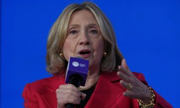 Η Χίλαρι Κλίντον δηλώνει ότι δεν θυμάται αν συναντήθηκε ποτέ με τον Τζέφρι Έπστιν – Γιατί διεκόπη η κατάθεσή της