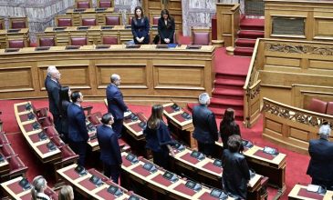 Ενός λεπτού σιγή στην Βουλή για τη μνήμη των 57 θυμάτων του δυστυχήματος στα Τέμπη