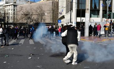 Ένταση στην πλατεία Συντάγματος μεταξύ αστυνομικών και αγνώστων