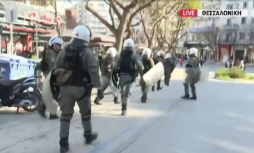 Ένταση και μολότοφ στην πορεία για τα Τέμπη στην Θεσσαλονίκη