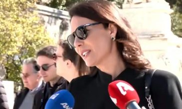 Εύη Βατίδου στο μνημόσυνο του Αλέξη Κούγια: «Εγώ περίμενα να έχει περισσότερο κόσμο – Όσο περνάει ο καιρός σκέφτομαι περισσότερο τις καλές του στιγμές»