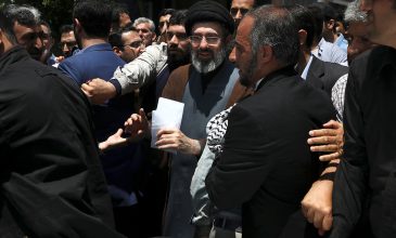 Πώς γλίτωσε ο γιος του Αλί Χαμενεΐ, Μοτζταμπά, που θεωρείται πιθανόν ως ο επόμενος ανώτατος ηγέτης του Ιράν