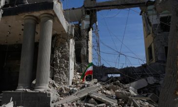 Περισσότερα από 100 μαχητικά αεροσκάφη έπληξαν τεράστιο στρατιωτικό συγκρότημα στην Τεχεράνη