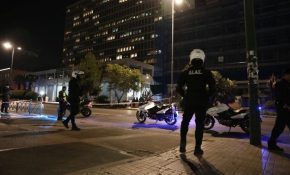 Δύο αμυντικές χειροβομβίδες είχε ο 48χρονος Σουδανός που συνελήφθη έξω από τη ΓΑΔΑ