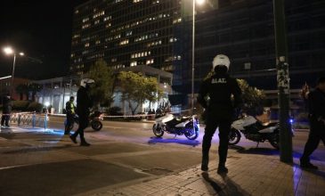 Δύο αμυντικές χειροβομβίδες είχε ο 48χρονος Σουδανός που συνελήφθη έξω από τη ΓΑΔΑ