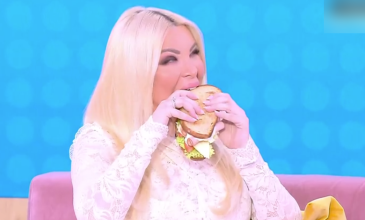 Η άβολη στιγμή της Κατερίνας Καινούργιου με το σάντουιτς on camera: «Τι με δείχνεις;»