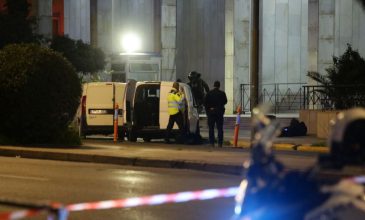 Xειροβομβίδες έξω από τη ΓΑΔΑ: Τι ψάχνει η ΕΛ.ΑΣ. για τον 48χρονο Σουδανό που οδηγήθηκε στον εισαγγελέα – Πού είπε ότι βρήκε το πολεμικό υλικό