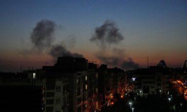 Το Ισραήλ βομβαρδίζει την Τεχεράνη και οι Φρουροί της Επανάστασης «περιμένουν» τις αμερικανικές δυνάμεις στο Στενό του Ορμούζ