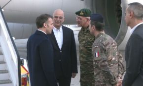 Τον Εμανουέλ Μακρόν υποδέχθηκε στη Σούδα ο Νίκος Δένδιας
