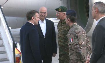Τον Εμανουέλ Μακρόν υποδέχθηκε στη Σούδα ο Νίκος Δένδιας