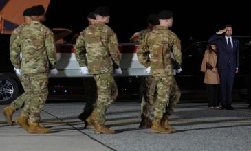 Ο Τζέι Ντι Βανς υποδέχεται το πτώμα του έβδομου Αμερικανού στρατιώτη που σκοτώθηκε στη Μέση Ανατολή