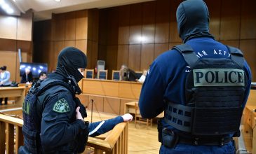 Δίκη Χρυσής Αυγής: Αναγνωρίστηκαν ελαφρυντικά σε πέντε από τους 42 καταδικασθέντες – Το δικαστήριο αποφασίζει για τις ποινές στους υπόλοιπους